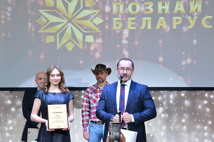 Начальник Управления малого и среднего бизнеса Департамента корпоративного бизнеса ОАО «Белагропромбанк» Дмитрий Примак вручил приз победителю конкурса «Познай Беларусь» в номинации «Средство размещения года. Агроусадьба» -  хозяину усадьбы «Валерия» (Брестская обл.) Петру Симонюку.