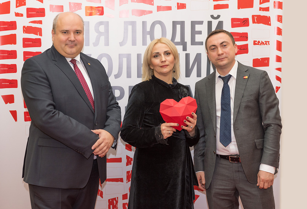 Организаторы благотворительного проекта «Прикосновения» (слева направо): Председатель Правления ОАО «Белагропромбанк» Анатолий Лысюк, заместитель председателя совета благотворительного фонда «Прикосновение к жизни» Маргарита Миткевич, вице-президент международной платежной системы Mastercard в Беларуси Вадим Головчиц