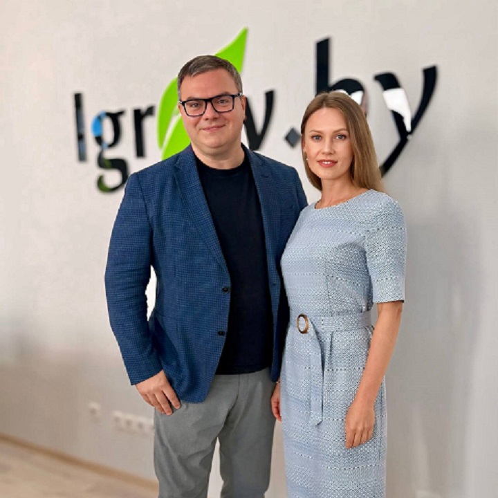 На фото: CEO компании Fintech Invest Тарас Надольный и менеджер Управления развития экосистемы ОАО «Белагропромбанк» Екатерина Исаченко