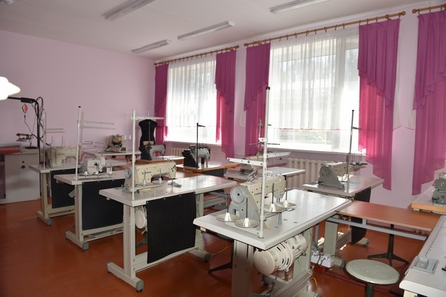 Здесь девушки получают специальность швей