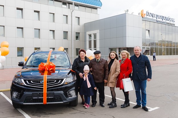 Победительница первого розыгрыша рекламной игры «Авторалли призов» Валентина Мойсеенко с семьей