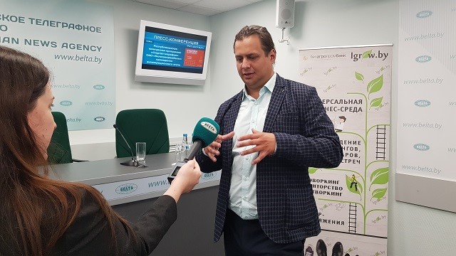 Аляксандр Самусенка прадстаўляе на «Стартап-марафоне» праект «разумнага» офіснага асвятлення, якое павялічвае эфектыўнасць працы работнікаў арганізацый.