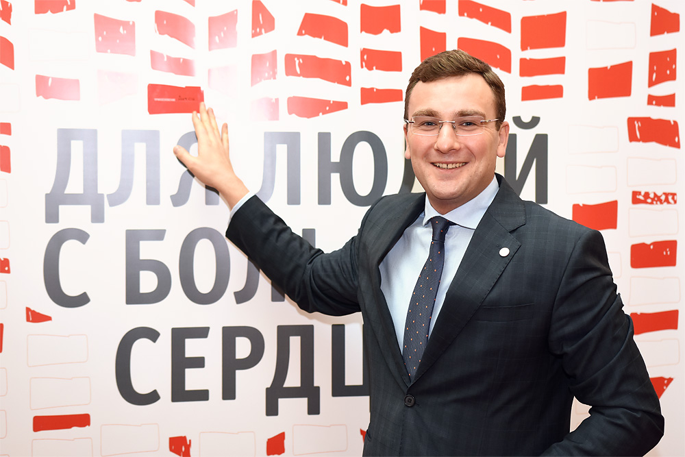 Директор РОО «Белорусская теннисная федерация» Антон Юспа в солидарность с организаторами и гостями мероприятия отдал частицу своего сердца благотворительному проекту «Прикосновения»