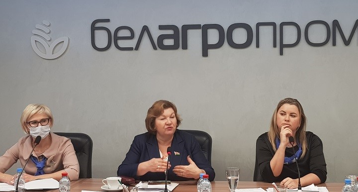 Намеснік старшыні Пастаяннай камісіі па правах чалавека, нацыянальных адносінах і сродках масавай інфармацыі Палаты Прадстаўнікоў Нацыянальнага сходу Рэспублікі Беларусь, член Праўлення, Прэзідыума ГА "БСЖ" Лілія Ананіч (на фота ў цэнтры) падвяла вынік анлайн-форуму