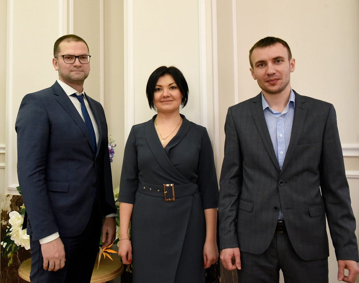 Злева направа: дырэктар Дэпартамента карпаратыўнага бізнесу ААТ "Белаграпрамбанк" Андрэй Джумкоў, намеснік генеральнага дырэктара СТАА "Асоба" Маргарыта Касцючэнка, загадчык сектара па рабоце са страхавымі пасрэднікамі СТАА "Асоба" Аляксандр Пташыц.