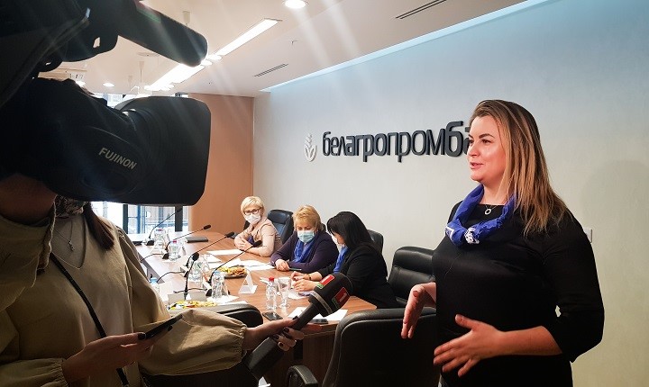Аперацыйны дырэктар дывізіёна рознічнага бізнесу ААТ "Белаграпрамбанк", старшыня Саюза жанчын банка Ганна Свістунова
