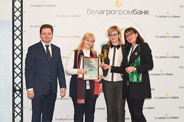 Хозяева усадьбы «Верес» получили гран-при конкурса «Лучшая агроэкоусадьба 2015». На фото слева направо: исполнительный директор ОАО «Белагропромбанк» Валерий Архипчук, хозяйка усадьбы «Верес» Ирина Макей, директор Департамента по туризму Министерства спорта и туризма Елена Перминова, председатель правления БОО «Отдых в деревне» Валерия Клицунова.