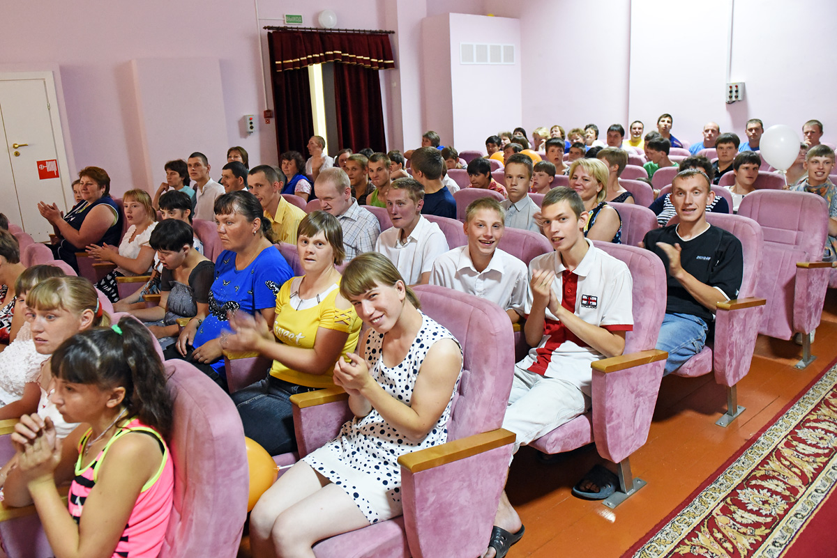 Спектакль подопечных дома-интерната собрал полный зал зрителей.